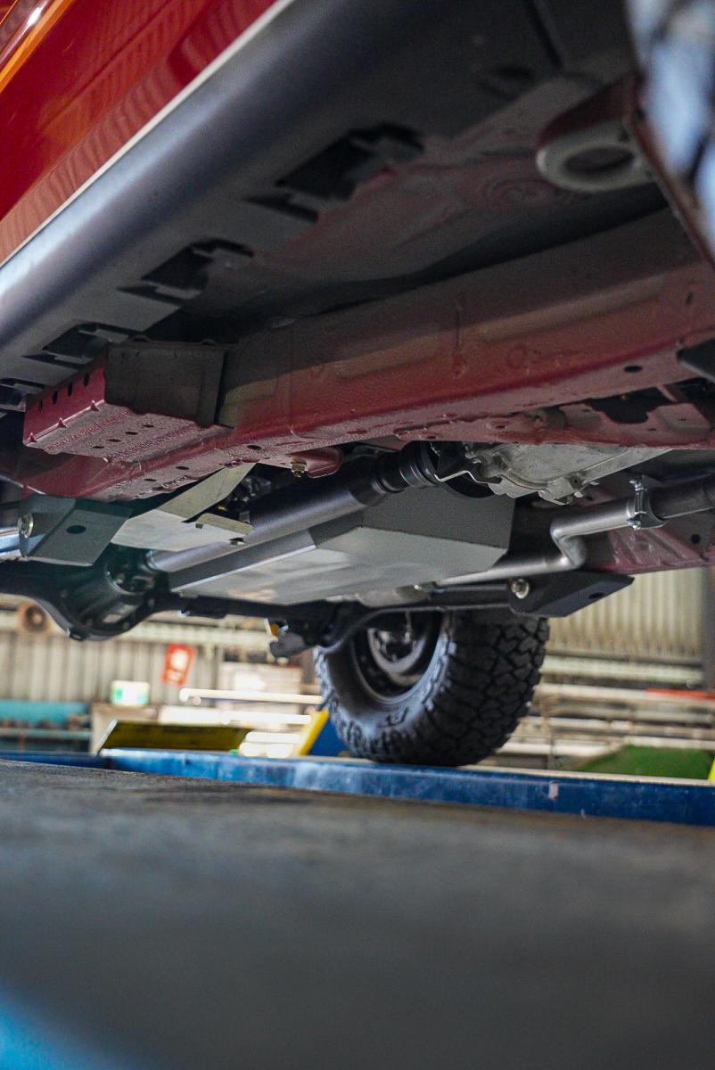 Réservoir de remplacement LONGRANGER 80L pour Suzuki Jimny 2023+ XL 5 portes, vue du réservoir installé dans le véhicule.