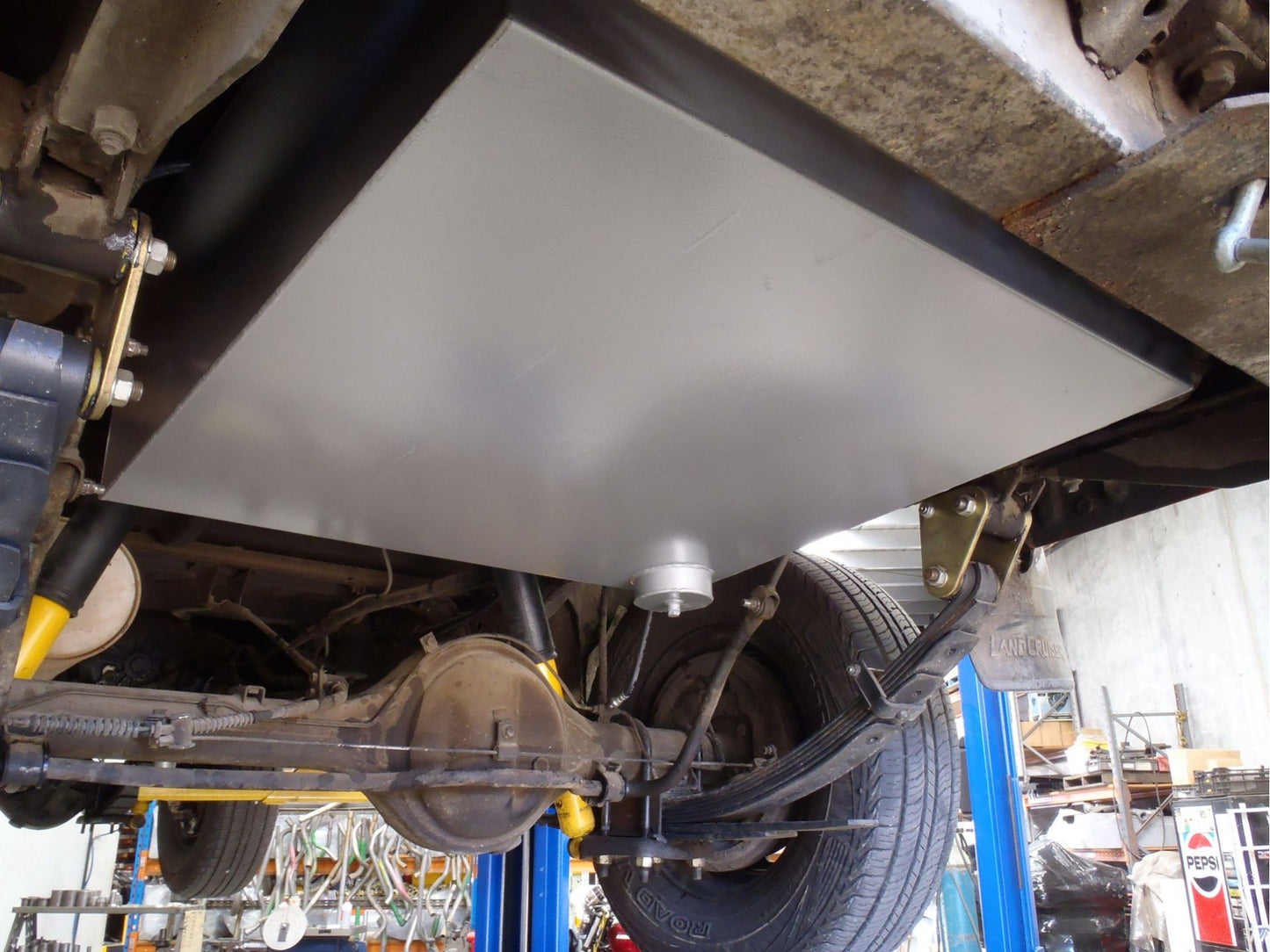 Réservoir de remplacement LRA pour Toyota Landcruiser HJ61 150L sur Xperts4x4 Accessoires 4x4 Off-Road