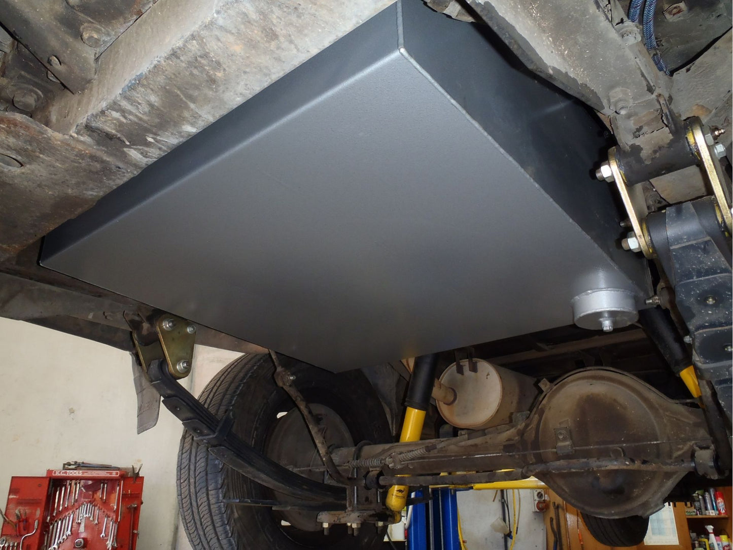 Réservoir de remplacement LRA pour Toyota Landcruiser HJ61 150L sur Xperts4x4 Accessoires 4x4 Off-Road