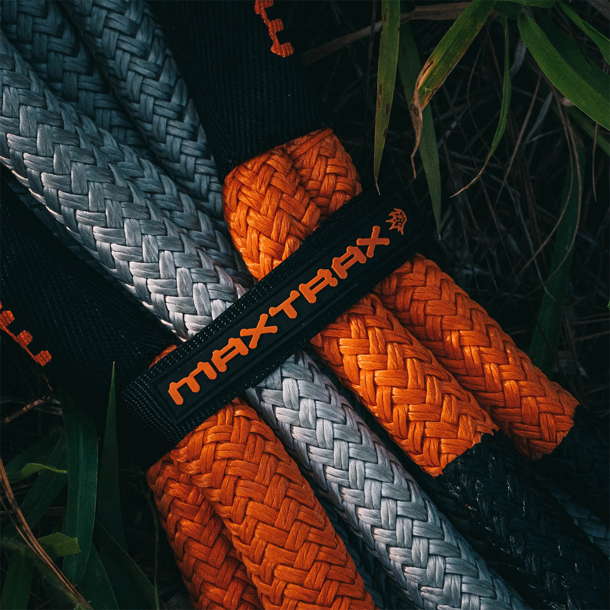 Sangle extensible Maxtrax Kinetic Rope, sangle de traction robuste 12T pour véhicules tout-terrain, en action sur terrain rocheux