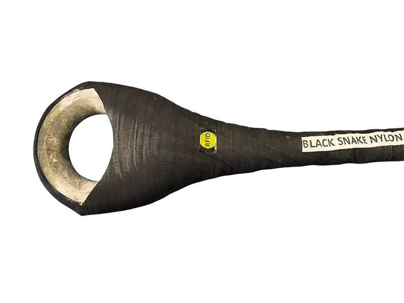 Sangle de traction kinétique BLACK SNAKE 4x4 en nylon noir, conçue pour véhicules tout-terrain et activités hors route.