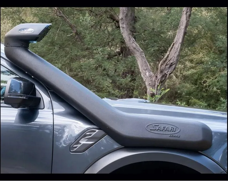 Snorkel Safari 4x4 pour Ford Raptor 2023+ avec moteur V6 essence, installation sur le véhicule 4x4.