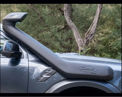 Snorkel Safari 4x4 pour Ford Raptor 2023+ avec moteur V6 essence, installation sur le véhicule 4x4.