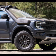Snorkel Safari 4x4 pour Ford Raptor 2023+ avec moteur V6 essence, installation sur le véhicule tout-terrain.