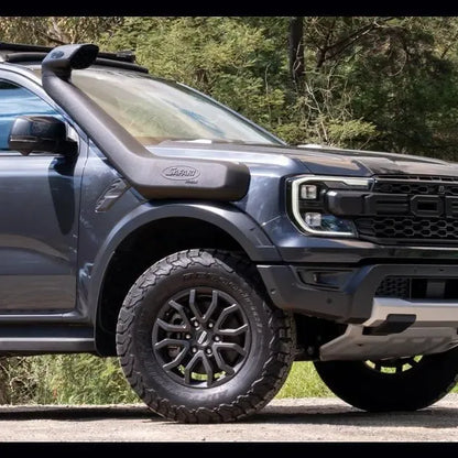 Snorkel Safari 4x4 pour Ford Raptor 2023+ avec moteur V6 essence, installation sur le véhicule tout-terrain.