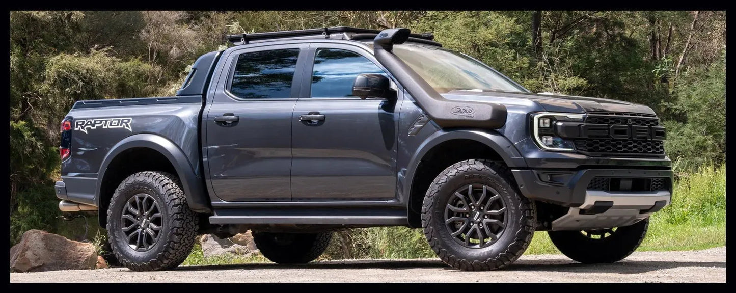 Snorkel Safari 4x4 pour Ford Raptor 2023+ avec moteur V6 3.0L Essence, installation visible sur le véhicule.
