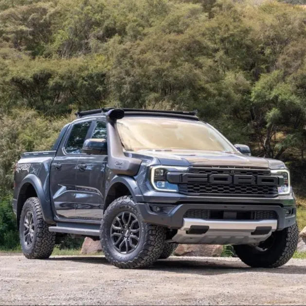 Snorkel Safari 4x4 pour Ford Raptor 2023+ avec moteur V6 essence, montage sur le devant du véhicule.