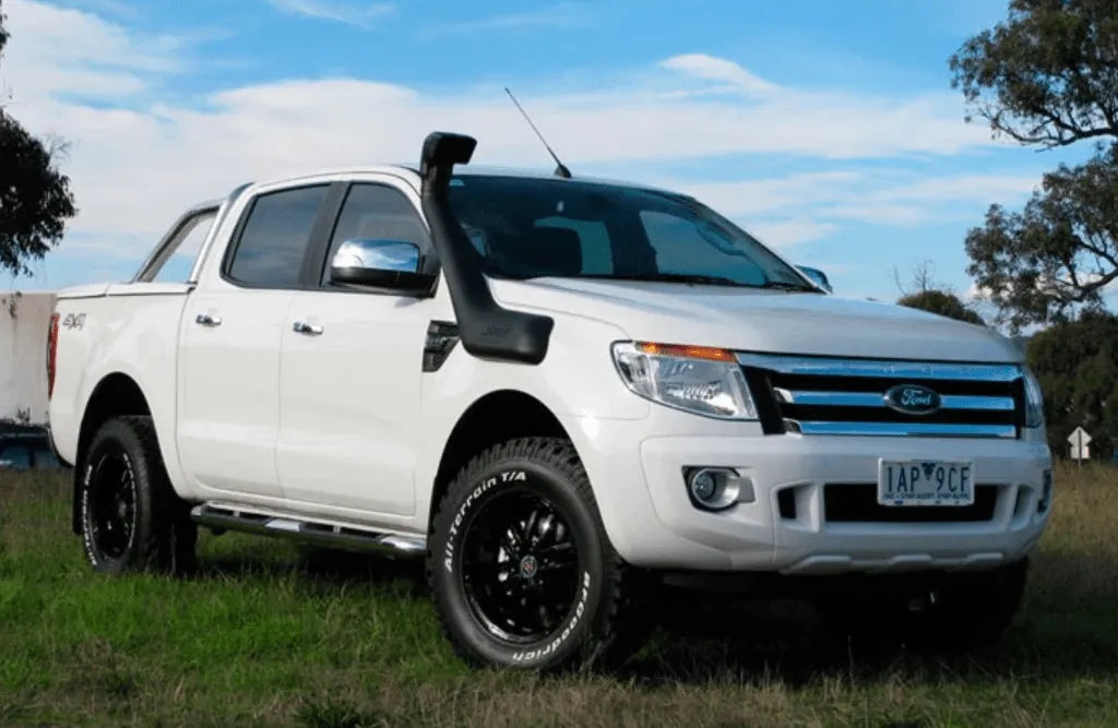 Snorkel Safari 4x4 pour Ford Ranger 2012-2019, accessoire de protection moteur robuste, en position sur le véhicule.