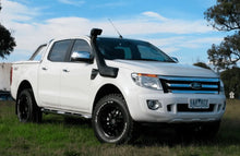 Snorkel Safari 4x4 pour Ford Ranger 2012-2019, accessoire de protection moteur robuste, en position sur le véhicule.