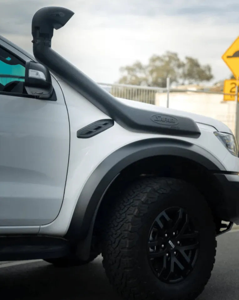 Snorkel Safari 4x4 pour Ford Ranger Raptor 2019-2022, modèle Bi-Turbo, installé sur le véhicule, en couleur noire.