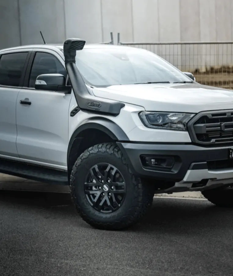 Snorkel Safari 4x4 pour Ford Ranger Raptor 2019-2022 Bi-Turbo, monté sur le toit du véhicule, en noir.