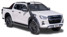 Snorkel Safari 4x4 pour Isuzu D-Max 2020+ installé, en plastique noir, pour protection contre l'eau et la poussière.