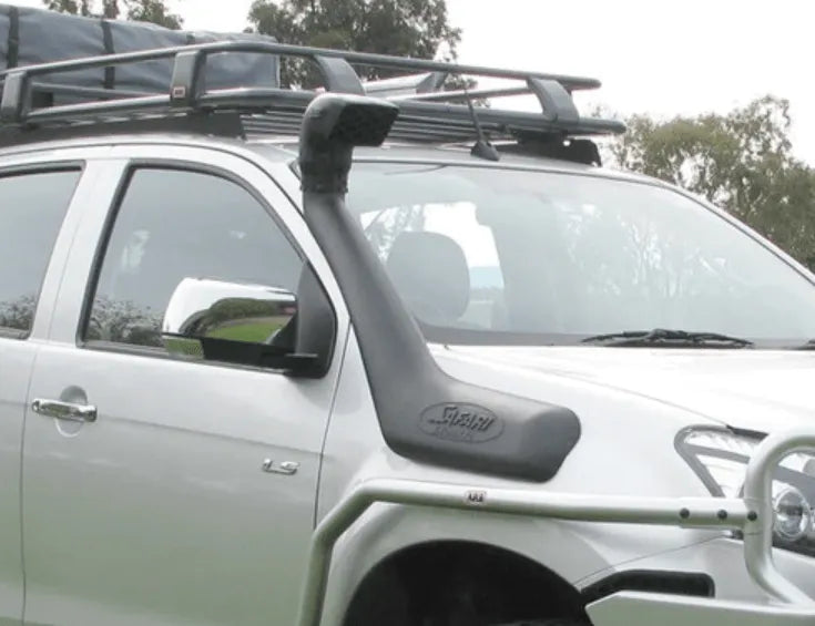 Snorkel Safari 4x4 pour Isuzu Dmax 2.5L et 1.9L, modèle 2012-2020, monté sur le véhicule, en plastique noir robuste.
