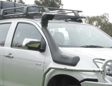 Snorkel Safari 4x4 pour Isuzu Dmax 2.5L et 1.9L, modèle 2012-2020, monté sur le véhicule, en plastique noir robuste.