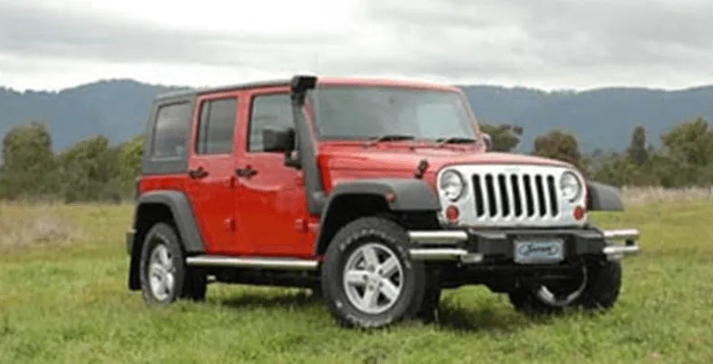 Tube de snorkel Safari 4x4 pour Jeep Wrangler JK, installation visible avec filtre et raccords sur le moteur.