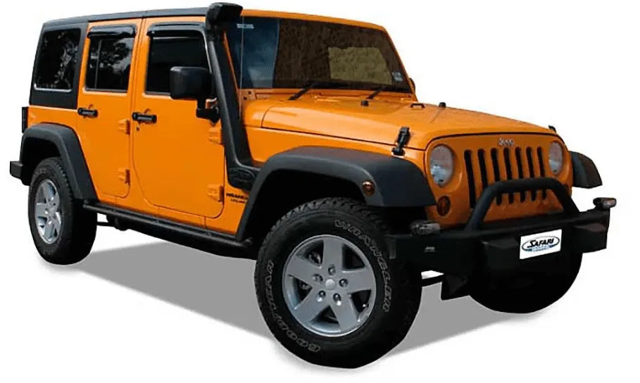 Snorkel Safari 4x4 pour Jeep Wrangler JK, pièce principale en plastique noir, monté sur le capot du véhicule.
