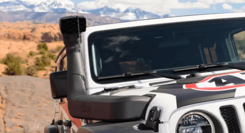 Tube de snorkel Safari 4x4 pour Jeep Wrangler JL, montage sur le moteur avec fixation robuste, accessible et durable.