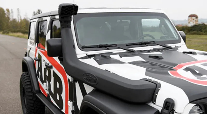 Tube de snorkel Safari 4x4 pour Jeep Wrangler JL, monté sur le capot avec filtres et raccords visibles.