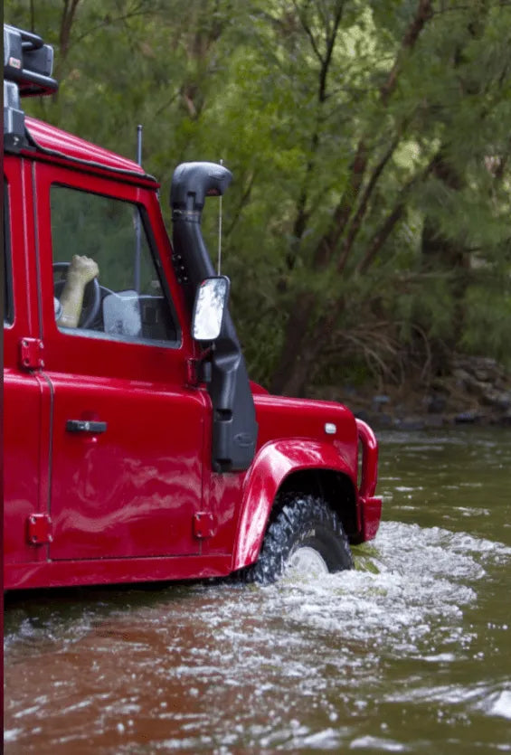 Snorkel Safari 4x4 pour Land Rover Defender 90/110/130 300TDI, équipement robuste pour conduite tout-terrain.