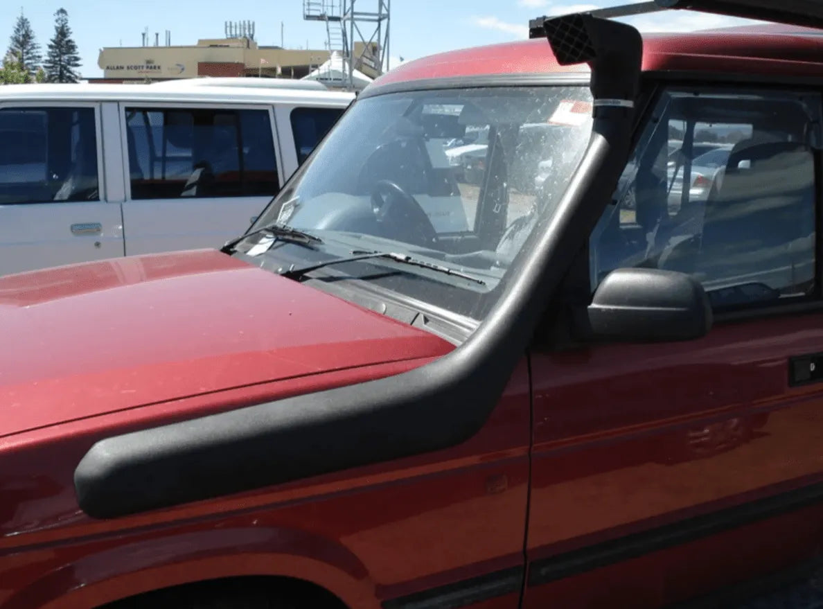 Jonction de snorkel Safari 4x4 pour Land Rover Discovery II TD5, montrant le tube de snorkel noir installé sur le véhicule.