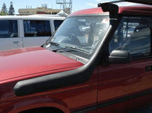 Jonction de snorkel Safari 4x4 pour Land Rover Discovery II TD5, montrant le tube de snorkel noir installé sur le véhicule.