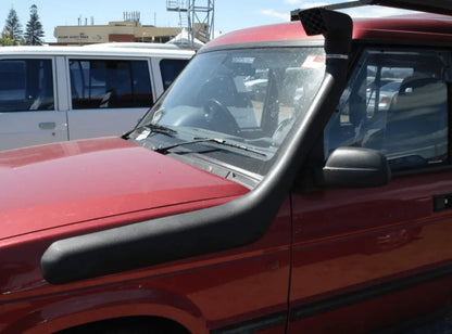 Jonction de snorkel Safari 4x4 pour Land Rover Discovery II TD5, montrant le tube de snorkel noir installé sur le véhicule.