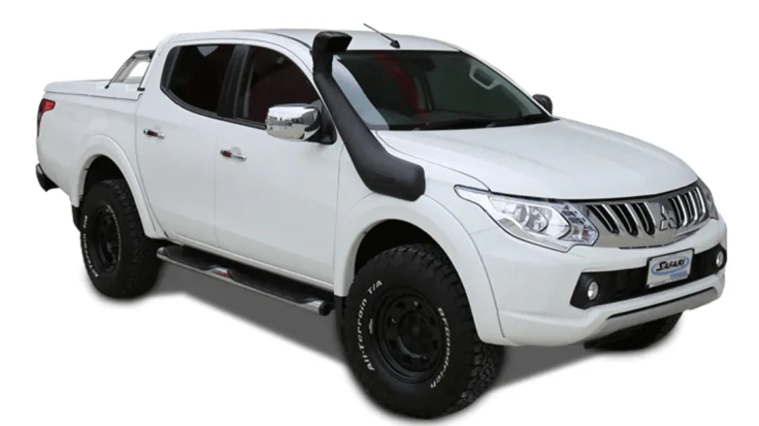 Snorkel Safari 4x4 pour Mitsubishi Triton L200 2.4L 2016+ installé sur le véhicule, en plastique noir robuste.