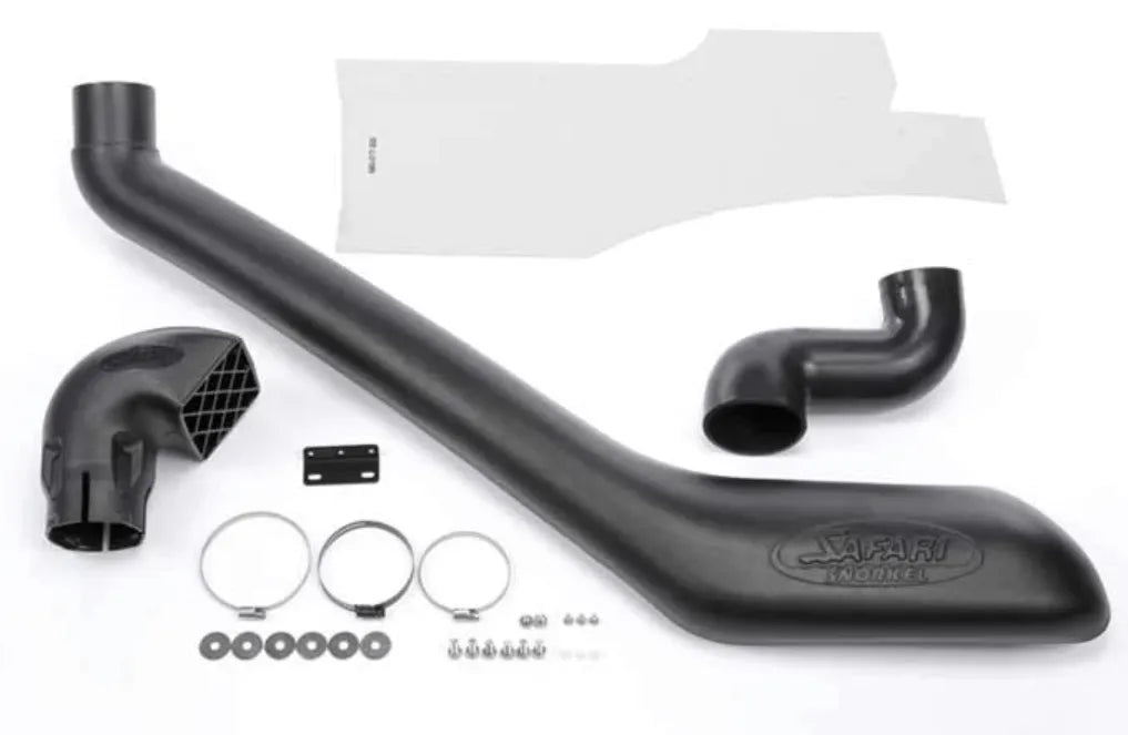 Snorkel Safari 4x4 pour Mitsubishi Triton L200 2.4L 2016+ installé sur le véhicule, en noir, en vue latérale.