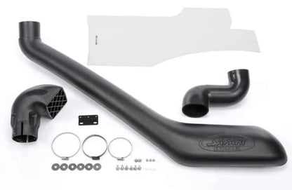 Snorkel Safari 4x4 pour Mitsubishi Triton L200 2.4L 2016+ installé sur le véhicule, en noir, en vue latérale.