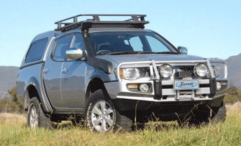 Snorkel Safari 4x4 sur Mitsubishi Triton/L200 2006-2015, fixation sur le côté du véhicule pour une meilleure protection en eau.