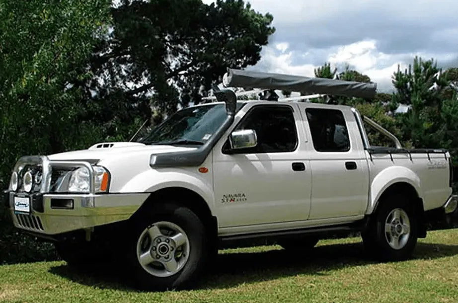 Système de snorkel Safari 4x4 pour Nissan Navara D22 2.5L avec double batteries, visible sur le véhicule.