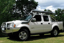 Système de snorkel Safari 4x4 pour Nissan Navara D22 2.5L avec double batteries, visible sur le véhicule.