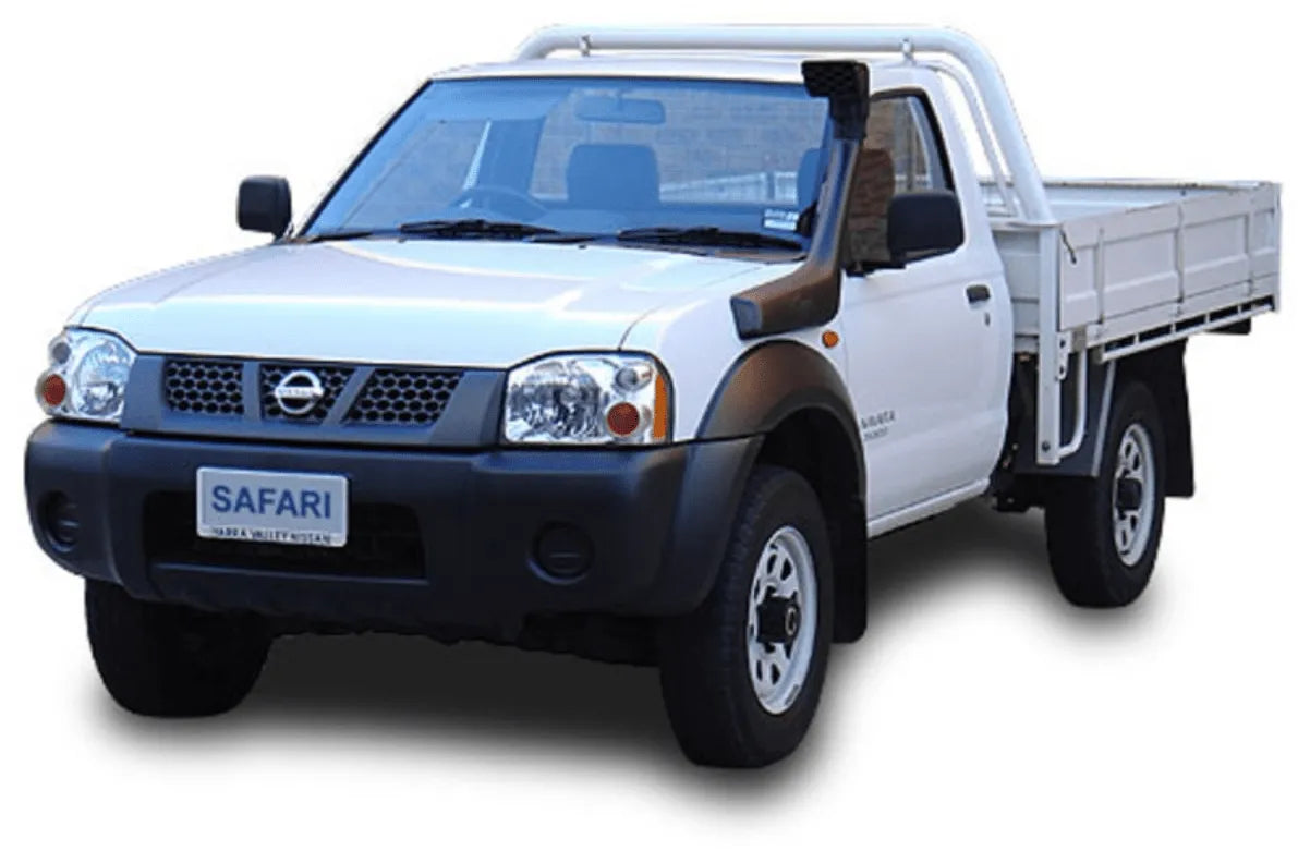 Snorkel Safari 4x4 pour Nissan Navara D22 3.0L et 2.5L avec batterie simple, installation robuste et protection pour conduite tout-terrain.