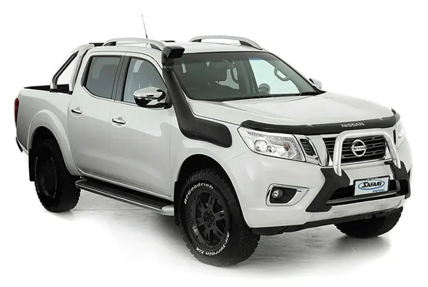 Tube de snorkel Safari 4x4 pour Nissan Navara D23 2015-2020, installation sur la carrosserie du véhicule.