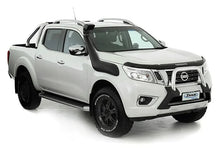 Tube de snorkel Safari 4x4 pour Nissan Navara D23 2015-2020, installation sur la carrosserie du véhicule.