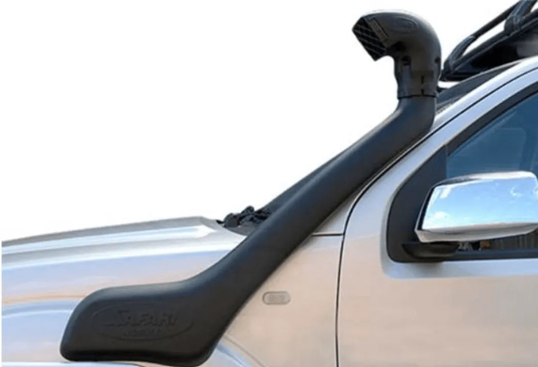 Snorkel Safari 4x4 pour Nissan Navara D40 2010+ installé sur le devant du véhicule, en plastique noir robuste.
