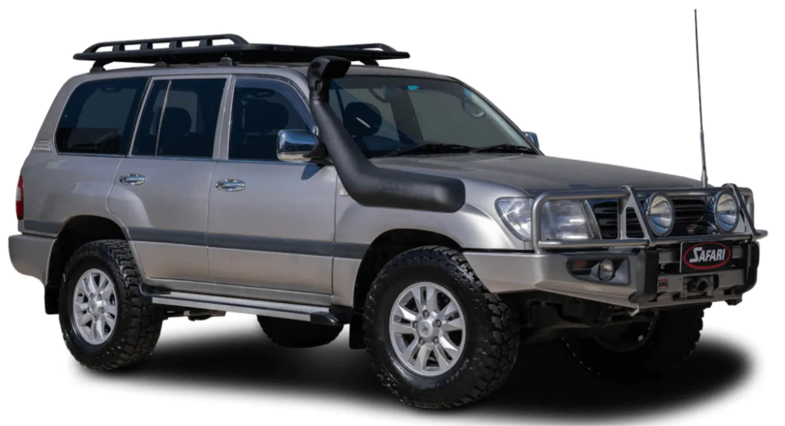 Snorkel Safari 4x4 pour Toyota Land Cruiser 100/105, installé sur le capot avec fixation en métal, vue de côté.