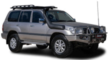 Snorkel Safari 4x4 pour Toyota Land Cruiser 100/105, installé sur le capot avec fixation en métal, vue de côté.