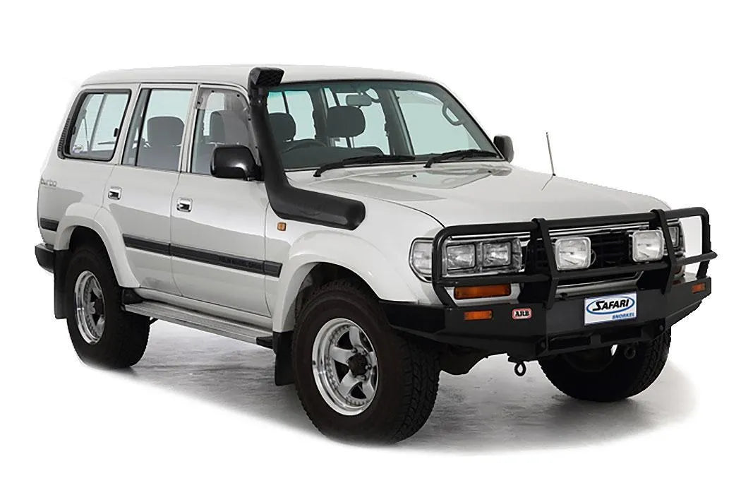 Tube de snorkel Safari 4x4 pour Toyota Land Cruiser 80, installation robuste et design fonctionnel pour conduite tout-terrain.