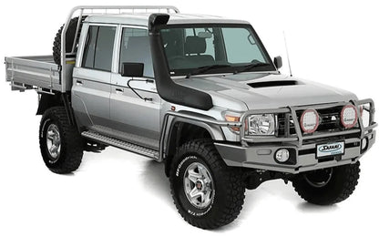 Snorkel Safari 4x4 pour Toyota Série GRJ/HZJ, modèle 76/78/79, installé sur un véhicule tout-terrain.