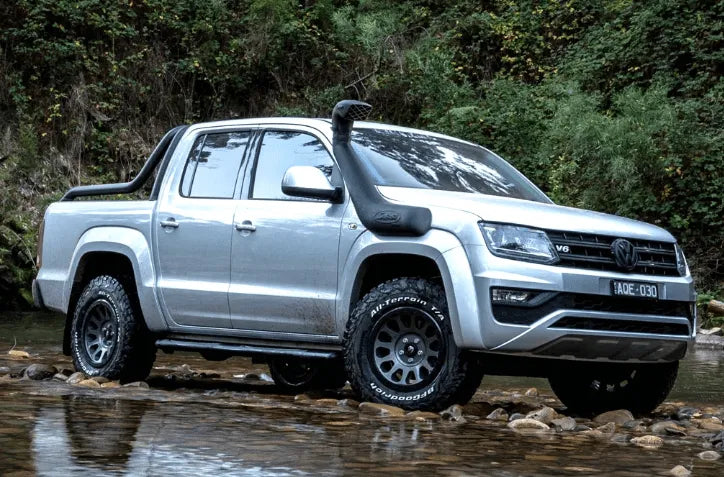 Snorkel Safari 4x4 pour Volkswagen Amarok, fixation robuste et design durable pour conduite tout-terrain.
