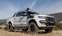 Snorkel Safari 4x4 Armax pour Ford Ranger PXII/PXIII 2011-2022, installé sur le véhicule, en plastique noir robuste.