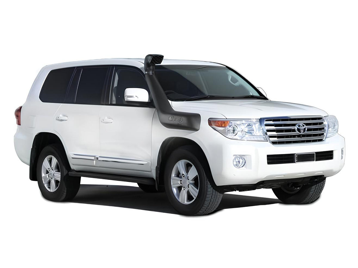 Snorkel Safari 4x4 Armax installé sur un Toyota Land Cruiser URJ200 2008-2015, vue de côté montrant la fixation et la couleur noire.