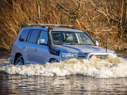 Snorkel Safari 4x4 Armax pour Toyota Land Cruiser URJ200 2015+ avec fixation et entrée d'air visible.