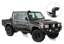 Snorkel Safari 4x4 Armax pour Toyota Land Cruiser VDJ7 V8 D4-D 2007-2023, monté sur le véhicule, en couleur noire.
