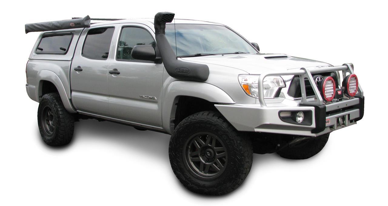 Snorkel Safari 4x4 Armax installé sur un Toyota Tacoma gen2 V6 4.0L essence de 2005 à 2015, en situation extérieure.