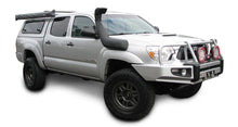 Snorkel Safari 4x4 Armax installé sur un Toyota Tacoma gen2 V6 4.0L essence de 2005 à 2015, en situation extérieure.