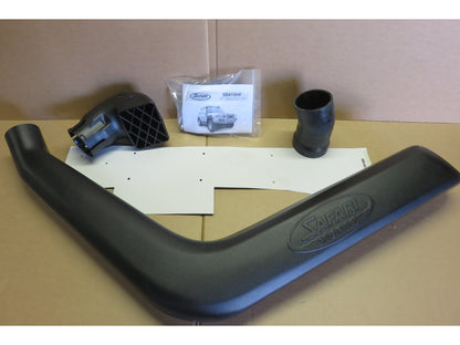 Snorkel Safari 4x4 pour FJ Cruiser 2008-2010, fixation sur le capot, tube en plastique noir, installation sur véhicule tout-terrain.
