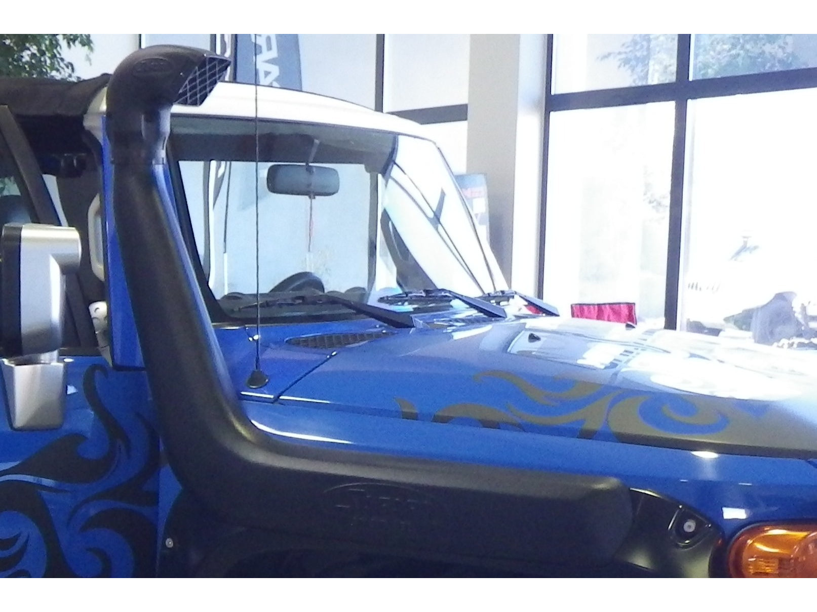 Snorkel Safari 4x4 pour FJ Cruiser 2008-2010, fixation sur le côté du véhicule, en plastique noir robuste.