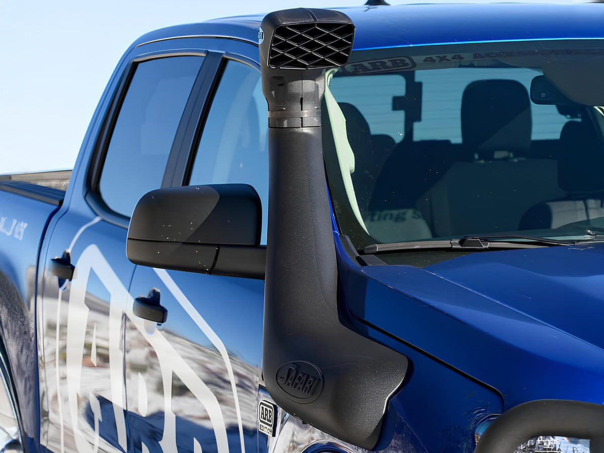 Snorkel Safari 4x4 pour Ford Ranger T8 2019-2023 2.3L EcoBoost, montage sur le côté du véhicule.